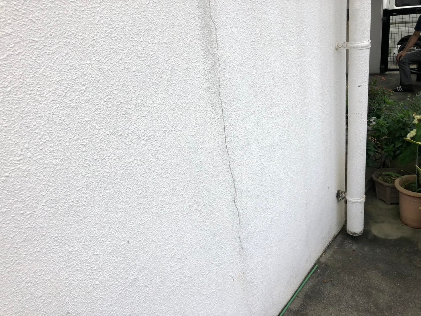 細かなひび割れが入った外壁