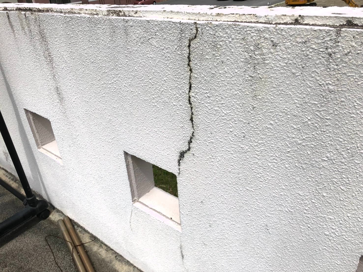 ひび割れたベランダの外壁
