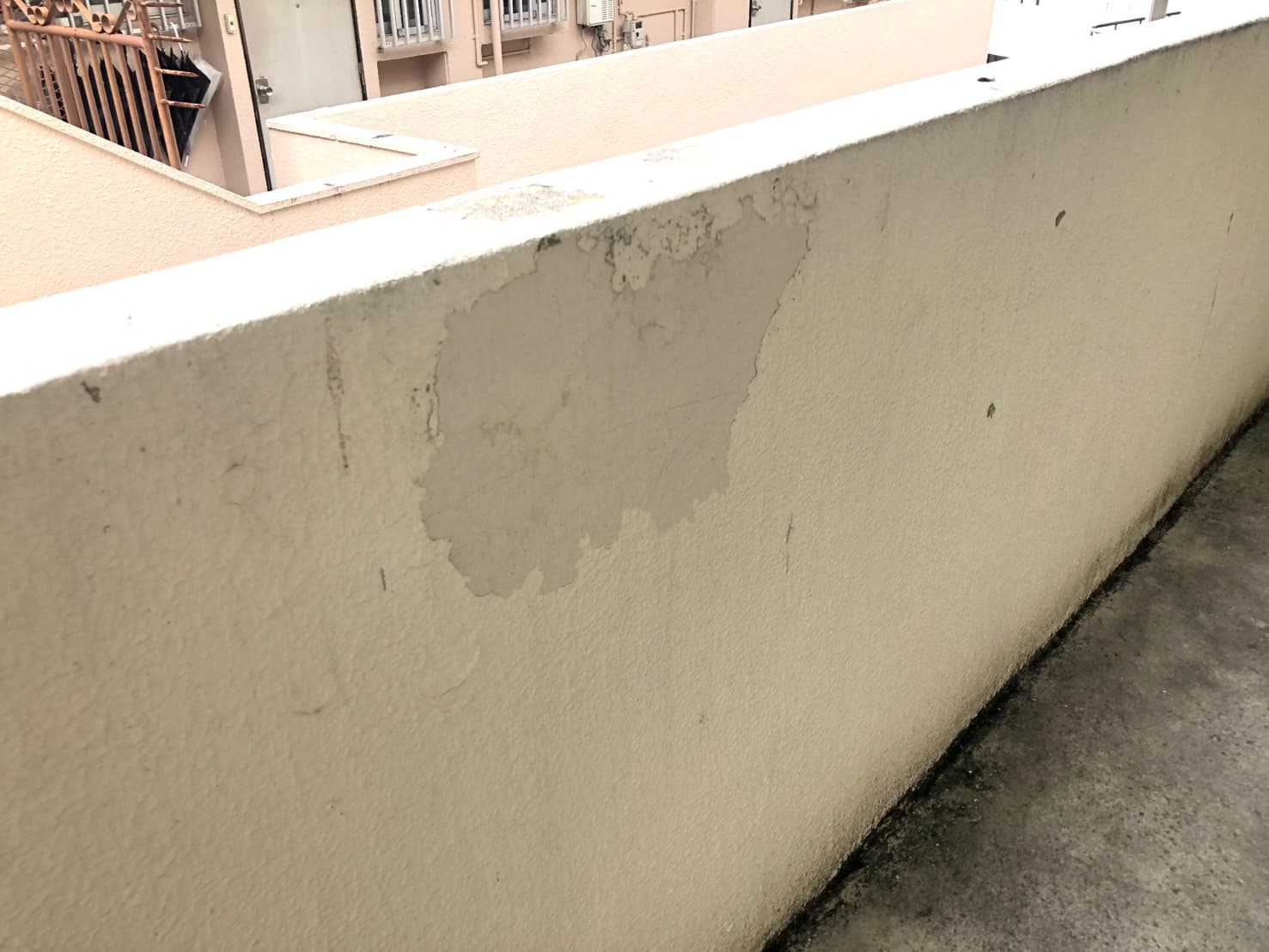 塗膜が膨れて剥がれたパラペット