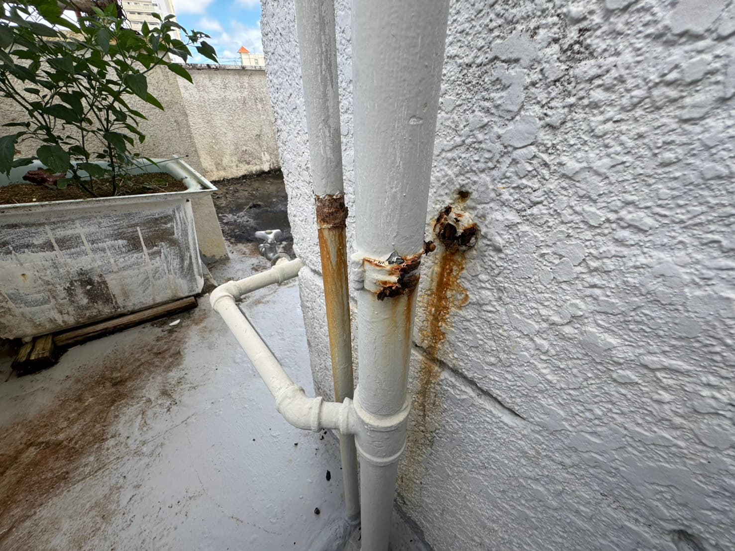 腐食した水道配管のバンド
